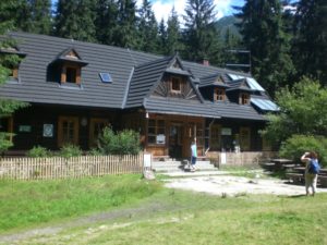 Schronisko w dolinie Roztoki